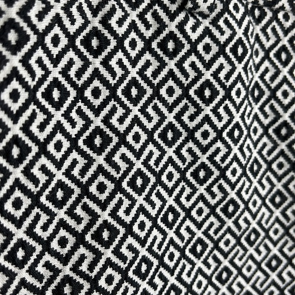 BANANA REPUBLIC HAMPTON SHORT BLACK WHITE GEOMETRIC TAILORED SIZE 10 - Picture 2 of 13